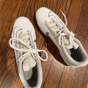 Nike White and Gray Fastflex Boys Baseball Cleats